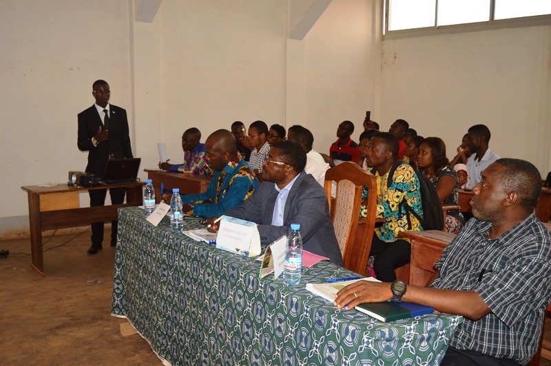 L'étudiant Yomb Bissou Alain présentant ses travaux devant le Jury présidé par Pr YOUMBI Emmanuel